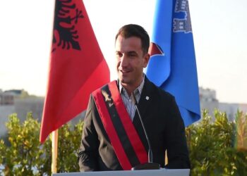 13 qytetarë të rinj i shtohen Tiranës, Veliaj: Në vitet ’90  donin ta linin pasaportën shqiptare