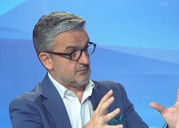 Dritan Shano për deklaratën e Melonit: E mrekullueshme! Mutërit molotovë veç vijnë erë, s’ka rëndësi as ngjyra as gjuha e flamurit që valëvisin