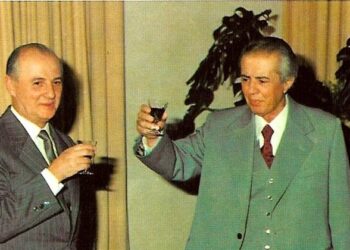 VIDEO – Si sot 39 vite më parë, Ramiz Alia pason Enver Hoxhën