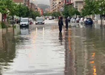Reshje të dendura shiu në Vlorë, probleme në disa akse rrugore, bllokohet qarkullimi në lagjen Rilindja