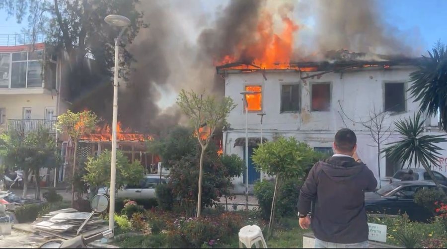 VIDEO| Zjarr masiv në Sarandë, digjet godina historike e “Bar Lulishtes”