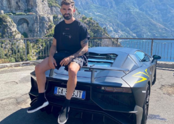 Momente paniku, Elseid Hysaj bllokohet brenda Ferrarit që shpërthen në flakë