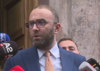 Të tregojë kush i hyri mik që të mos firmoste kundër Xhaçkës? Bardhi i kundërpërgjigjet Bashës