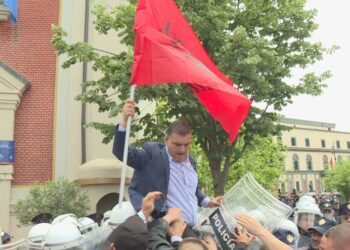 Protesta te Bashkia e Tiranës, “detyrim për paraqitje” për dy protestues, u ndalohet pjesëmarrja në tubime