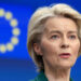 VIDEO/ “Jeni kriminele”, presidentja e KE, Ursula von der Leyen, sulmohet nga një qytetar gjatë një samiti