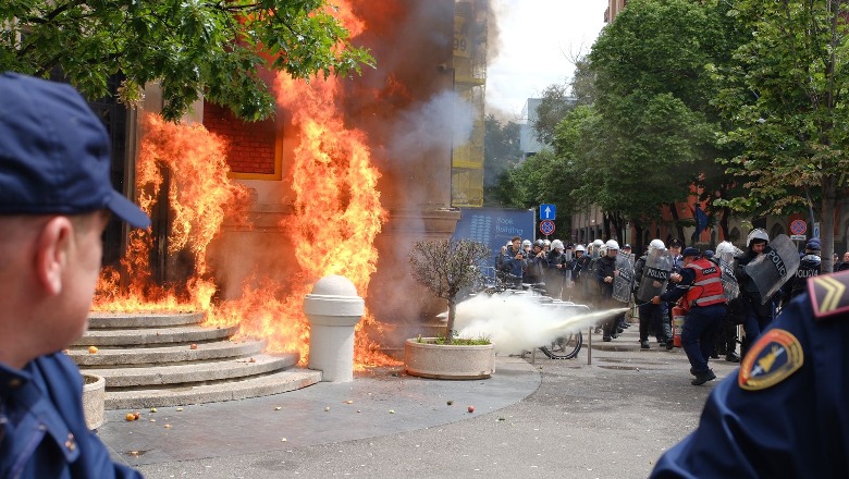 “Shi” molotovësh drejt Bashkisë së Tiranës, Berisha dhe Meta injorojnë apelin e ambasadave