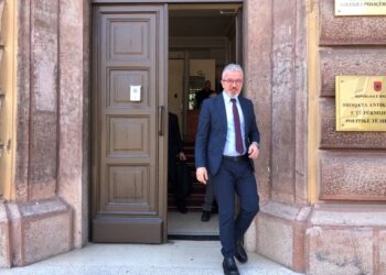 Kreu i KLP bën ironi dhe aludime gjatë përballjes në Kolegj: Më pa Zoti dhe Kuvendi…!