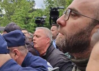VIDEO/ “Trimërohet” Bardhi, i hakërrehet policit: Legen, mos më shiko shtrembër mua