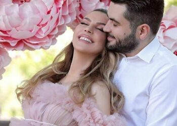 “Zoti më tha që mami ka një vëlla tek barku”, këngëtarja shqiptare bëhet nënë për herë të dytë