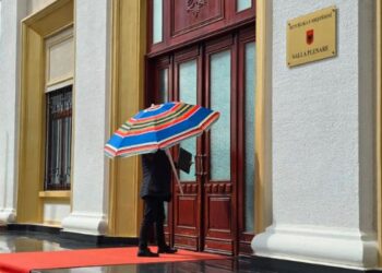 “Zbriti maloku në plazh”, Asllan Dogjani shkon në Kuvend me çadër: Do ta vendos tek…