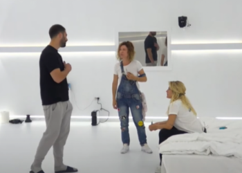 VIDEO/Situata del jashtë kontrollit në BBVIP, dëgjohen ulërima dhe të bërtiturat e Eglës nga dhoma e rrëfimit