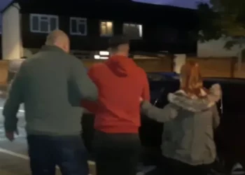 “FBI britanike” prangos të riun shqiptar: Pjesë e grupit të trafikut të emigrantëve me gomone drejt Anglisë