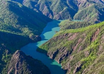 Rama ndan pamjet: Liqeni i Qafë-Mollës, brilant në kodrinat e gjelbëruara