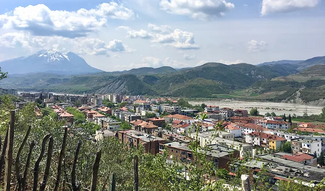 39-vjeçari “humb durimin”, godet me makinë gardhin e tokës në Gramsh