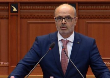 Komisioni Hetimor për ‘Shëndetësinë’, Koçi: Vokshi po sillet si komandante, duan të bëjnë shfaqje teatrale