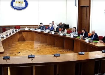 ‘Shëndetësia’/ 3 orë debat pa rezultat në komision, mazhoranca mblidhet pa opozitën! Miraton planin hetimor