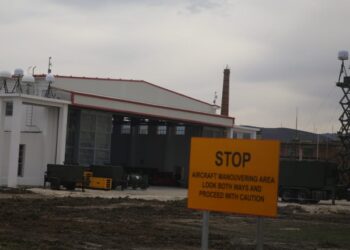 Media italiane: Shqipëria ringjall fabrikat sovjetike të armëve