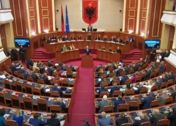 Çfarë arsimi kanë deputetët e Kuvendit të Shqipërisë? Nga diplomat fiktive te titujt dhe gradat, ja profesioni që mbizotëron