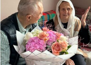 Ilir Meta viziton Ijen, gjyshen e Bes Kallakut: Kreu i PL shkon në Bubq për t’i uruar asaj ditëlindjen