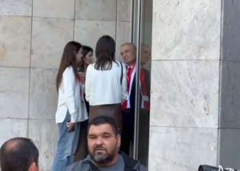 “Ngrirja’ vazhdon/ Meta largohet nga salla kur flet Monika. Kryemadhi sulmon burrin e saj