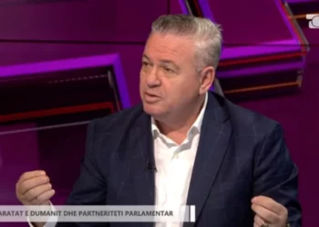 ‘Plas’ te Foltorja/ Murrizi: Bardhi paradite lider imagjinar në protestë, pasdite me Çuçin! Meta s’është në…!