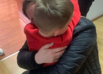 FOTO-LAJM/ Përqafimi i nënës me 3-vjeçarin e rrëmbyer prej një jave nga gjyshërit