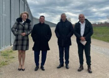 Fotoja e Pirro Dhimës në gardhin kufitar shkakton ‘furtunë’ në Greqi. Gazetari: Arrogancë pranë simbolit të përjashtimit