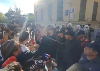 VIDEO/ Protesta me molotov, humbet ndjenjat polici i FNSH në detyrë. Cinizmi: Policë të pa ushqyer dhe..!