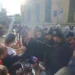 VIDEO/ Protesta me molotov, humbet ndjenjat polici i FNSH në detyrë. Cinizmi: Policë të pa ushqyer dhe..!