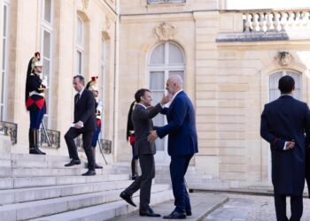 SHËNIM / Si spekuloi opozita me pritjen ushtarake të Ramës në Paris