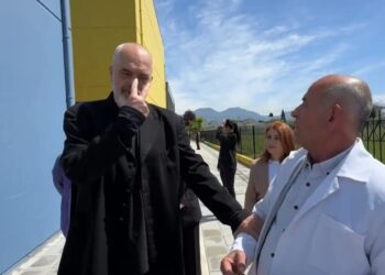 Rama, batuta në Kamzë: Si ka mundësi që vajzat këtu janë më të gjata se çunat?! Kur vinte kryeministri më përpara ia fusnin dy gishtat në sy