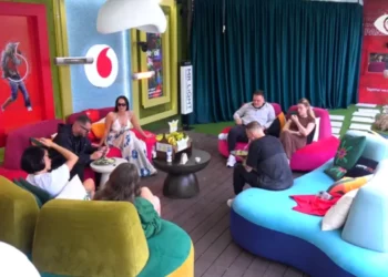 VIDEO/ “I pështyn të gjithë dhe pastaj i lëpin”, degradon në ofendime debati i Rozës me Eglën: Prek një gjë me dorë