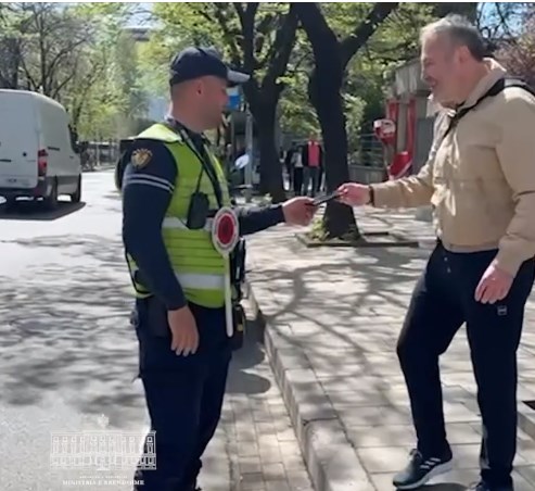 VIDEO / Balla: Policia në krye të detyrës, kthejnë sendet e humbura te qytetarët