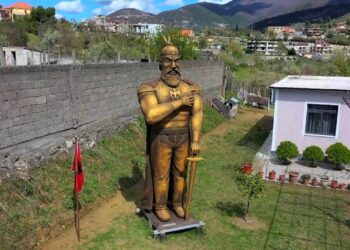 VIDEO / I riu në Laç që ndërtoi shtatoren 5 m të lartë të Skënderbeut