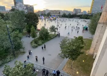 VIDEO-LAJM/ Turistët e huaj mbushin sheshin “Skënderbej” teksa Rithemelimi proteston
