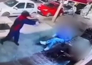 VIDEO/ Atentati me armë zjarri në lokalin e një shqiptari në Bruksel: Autori eci drejt dhe u kthye me shpejtësi për të qëlluar