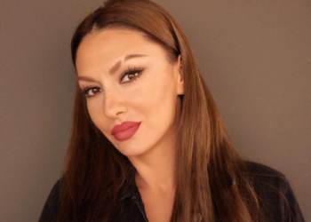 ‘Godet’ Adelina/ Këngëtarja e njohur shqiptare kërkon armatosjen e vajzave: Të mbrohemi, se askush s’do t’ia di për ne. Asnjë klerik fetar…