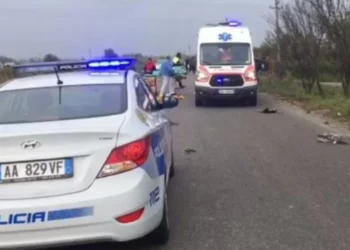 Shkodër/ Kamioni përplaset me makinën në Shkodër: Plagoset 36-vjeçari dhe nëna e tij