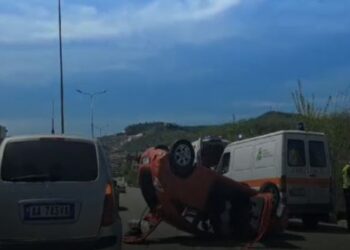 VIDEO/ Aksident tek Unaza e Madhe, makina kthehet përmbys