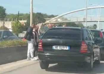 Aksident i katërfishtë në autostradën Tiranë-Durrës, krijohen radhë të gjata trafiku