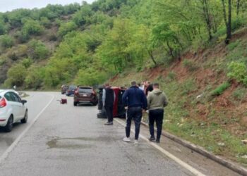 Moti i keq, përmbyset makina afër Prrenjasit