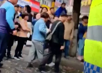 VIDEO/ Shoferi pëson arrest kardiak, autobusi përplas turmën e qytetarëve, tre të vdekur dhe shumë të plagosur