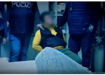 VIDEO+EMRI/ Momenti i arrestimit të të shumëkërkuarit shqiptar, si u fsheh në Itali për 11 vite, përdori identitetin e vëllait të sëmurë