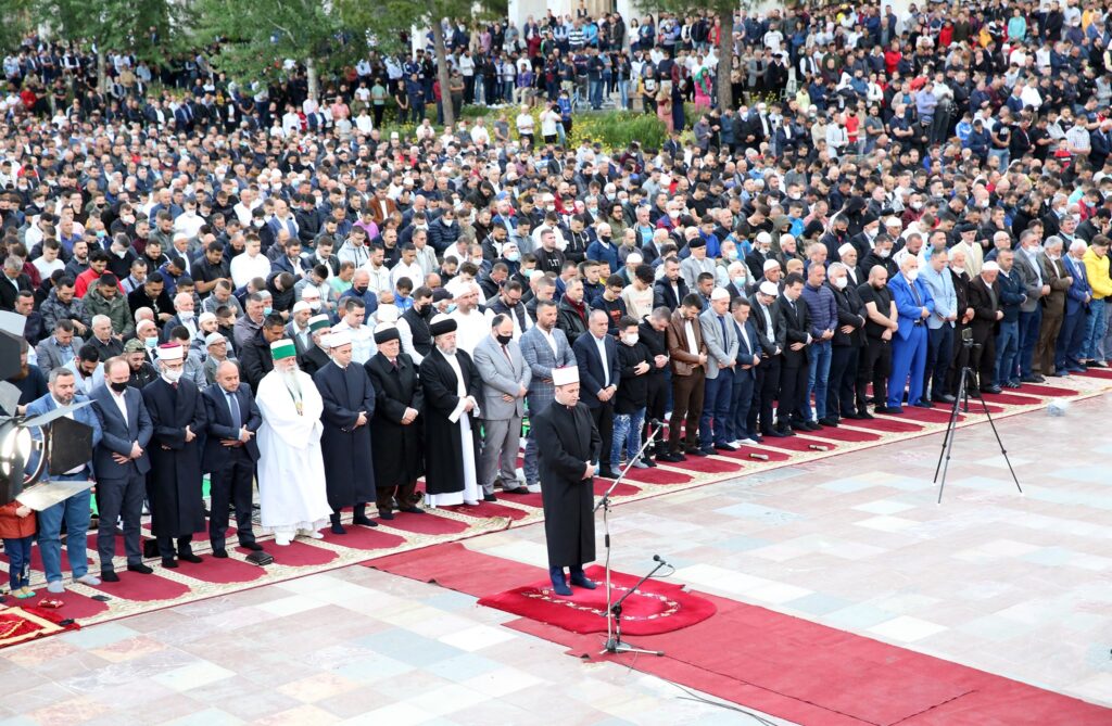 Fiter Bajrami! Pas një muaj agjërimi, besimtarët myslimanë falin namazin në shesh