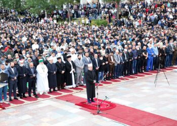 Fiter Bajrami! Pas një muaj agjërimi, besimtarët myslimanë falin namazin në shesh