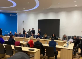 U kthye në barcaletë/ Gazetarja ironizon Gaz Bardhin për padinë në SPAK. Zëvendësi i Berishës nxjerr mandatin e Postës
