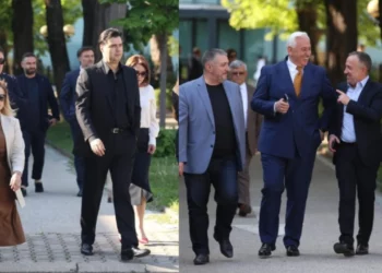 FOTOT/ “Grupi” i deputetëve të Bashës mbërrijnë së bashku, socialistët të qeshur drejt Kuvendit! Çfarë nuk u pa para nisjes së seancës plenare