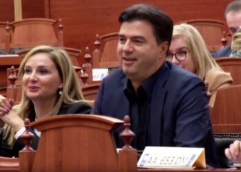 ‘Shkrihen’ akujt/ Të ulur në krah, Basha e Tabaku bisedojnë duke qeshur në Kuvend