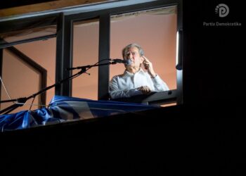 Berisha nga maja e ballkonit ‘lexon’ yjet: Nga këtu lart shoh një horizont që s’e kemi parë 11 vite! Dimri po ikën…!