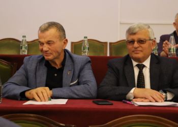 FOTO/ Mbeti i plagosur dhe u shtrua në spital pas shpërthimit me 2 viktima në Lushnjë, rikthehet në Kuvend deputeti i PS